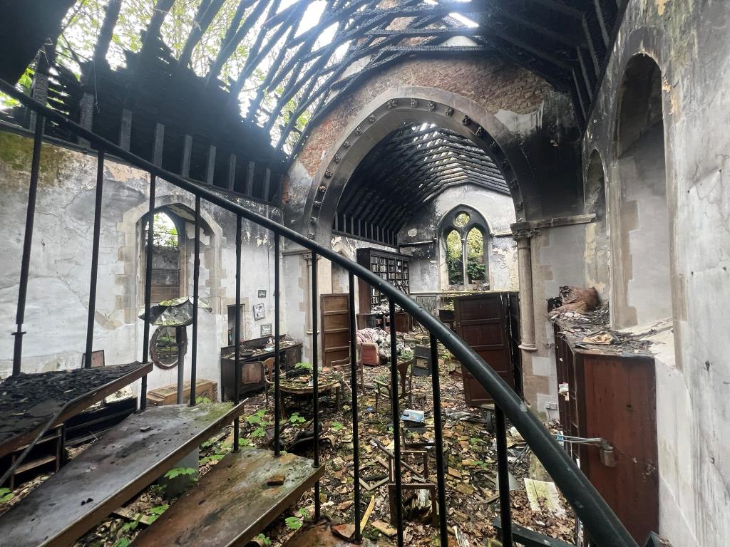 Lot: 178 - FIRE DAMAGED PERIOD LISTED CHURCH - Internal 5